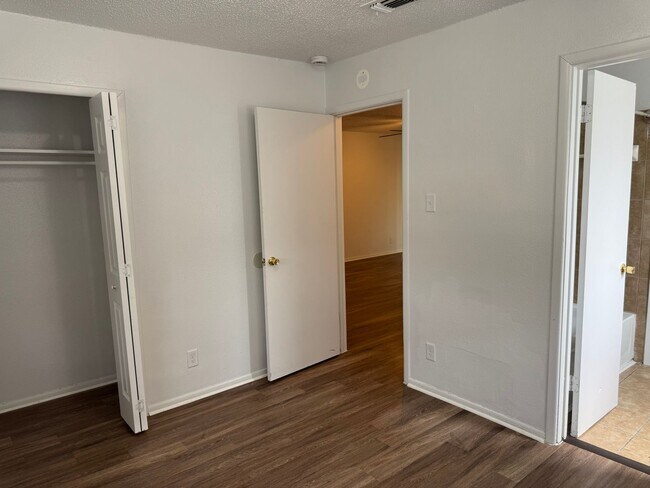 Building Photo - 132 Meadow Way