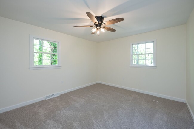 Building Photo - SPACIOUS RETREAT WITH DOWNTOWN CONVENIENCE