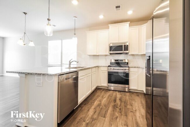 Building Photo - 811 Birchcrest Wy