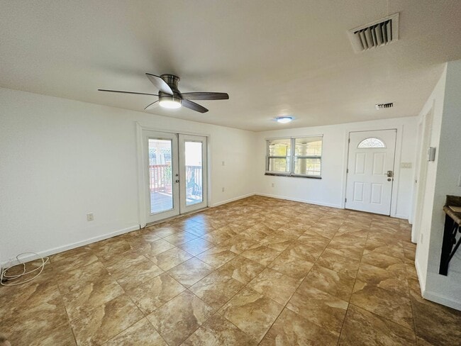 Building Photo - 3/2.5/1 Freshly Updated Pinellas Park Home