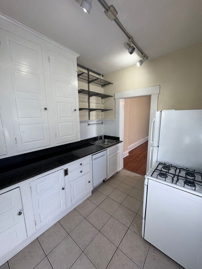 Building Photo - 2 bedroom Apartment Near German Village
