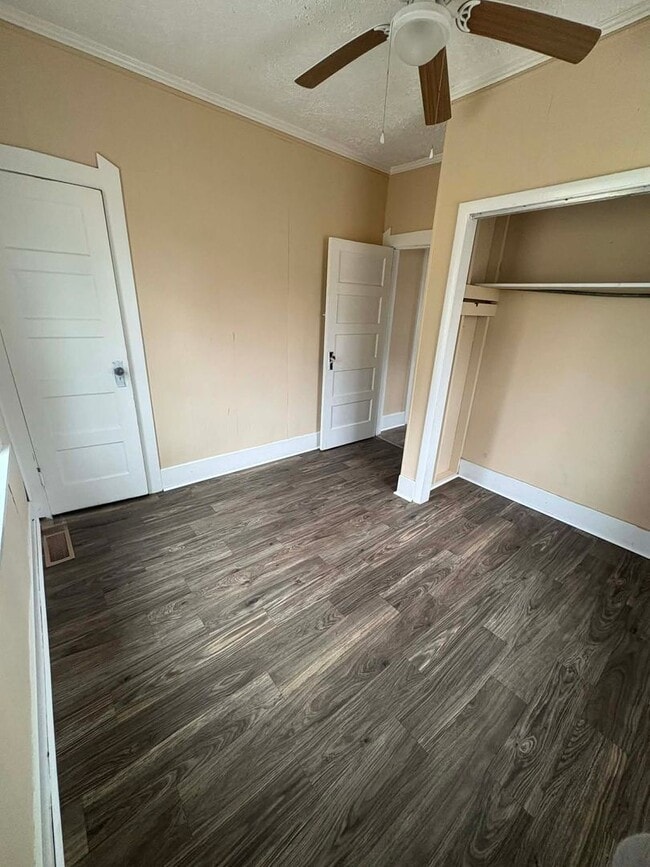 Building Photo - Clean, Cozy Home!