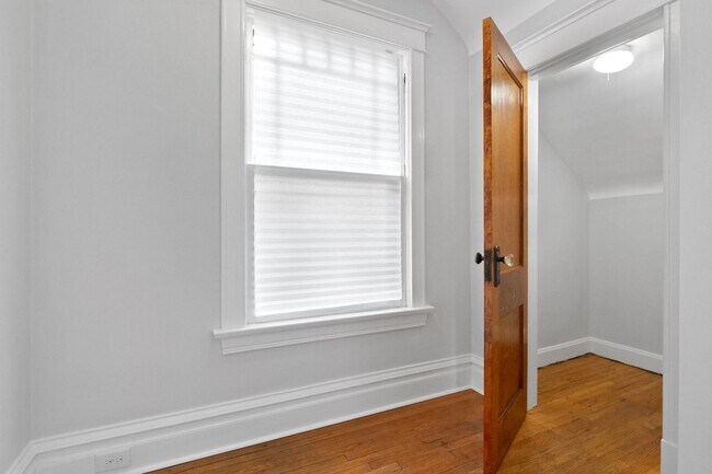 Building Photo - Hi-Pointe Adjacent House!