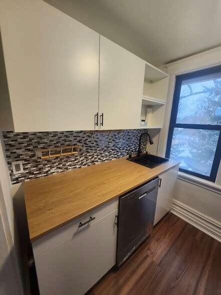 Building Photo - 796 Larpenteur Ave W