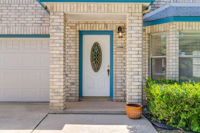 Building Photo - Amazing LOCATION! DeZavala & IH-10 Four Be...