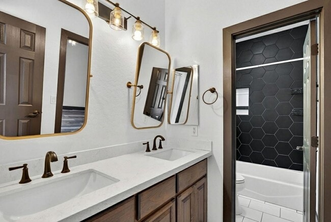 Building Photo - 6932 E Pearl St