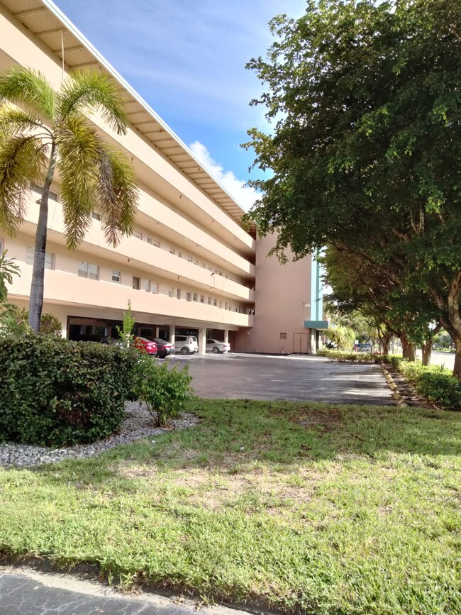 parking - 300 NE 14th Ave