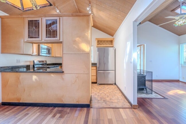 Building Photo - 1448 Sunshine Valley Rd