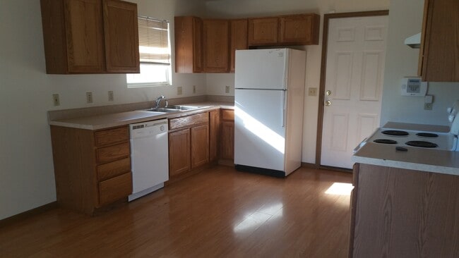 Building Photo - Great 3 Bedroom House Near Lake Shawnee