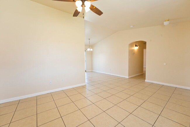 Building Photo - SW-Bakersfield 3 bedrooms 2 baths house