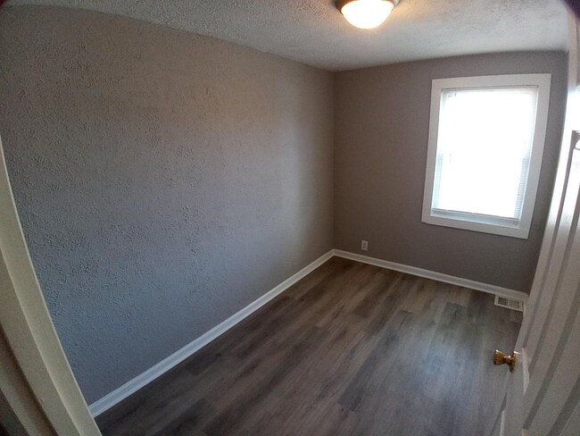 Building Photo - 3Br/1.5Ba Fully Renovated Townhouse