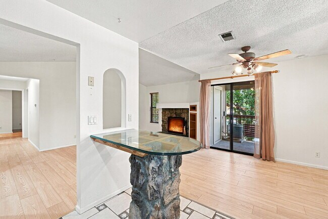 Building Photo - $1,595.95 2 bed, 2 bath located in Lakewood with a washer and dryer