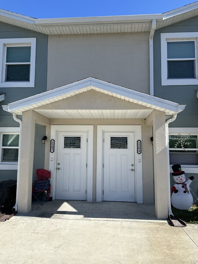 Building Photo - NEW YEAR MOVE IN SPECIAL! Charming 2 bedroom blending style and functionality