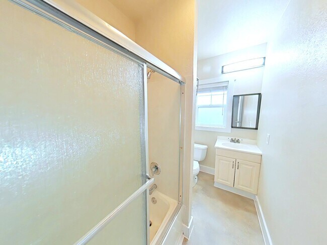Building Photo - Adorable Apartment in Heart of Downtown Br...