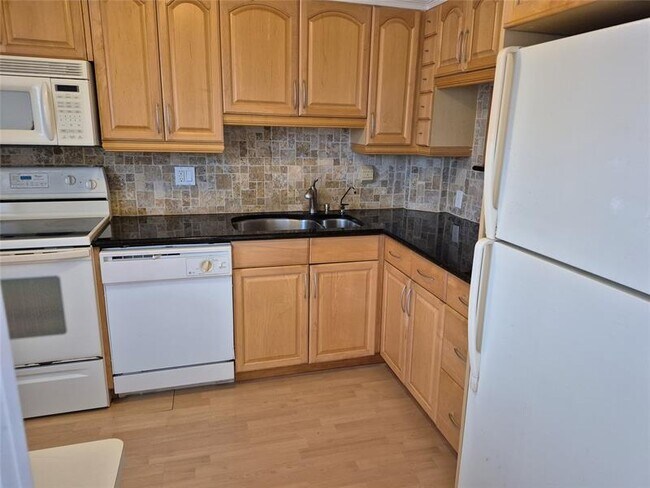Building Photo - 3151 S Palm Aire Dr