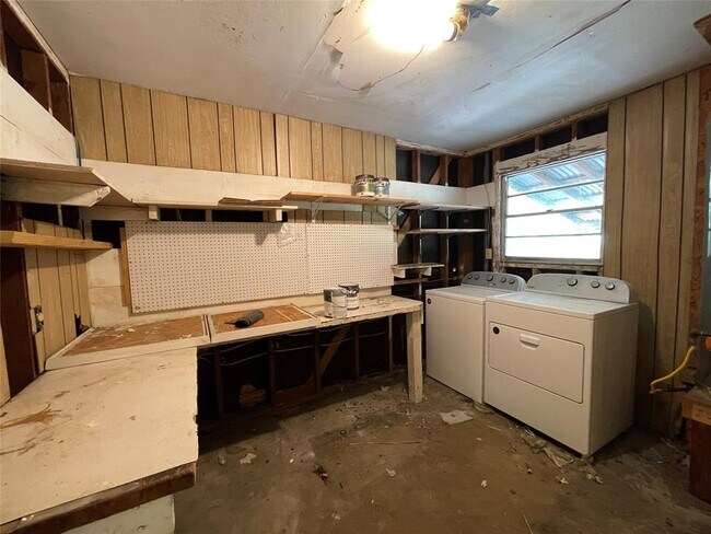 Building Photo - 5915 Sunshine Dr