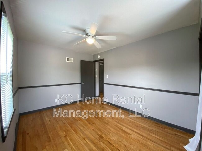 Building Photo - 1519 NE Englewood Rd