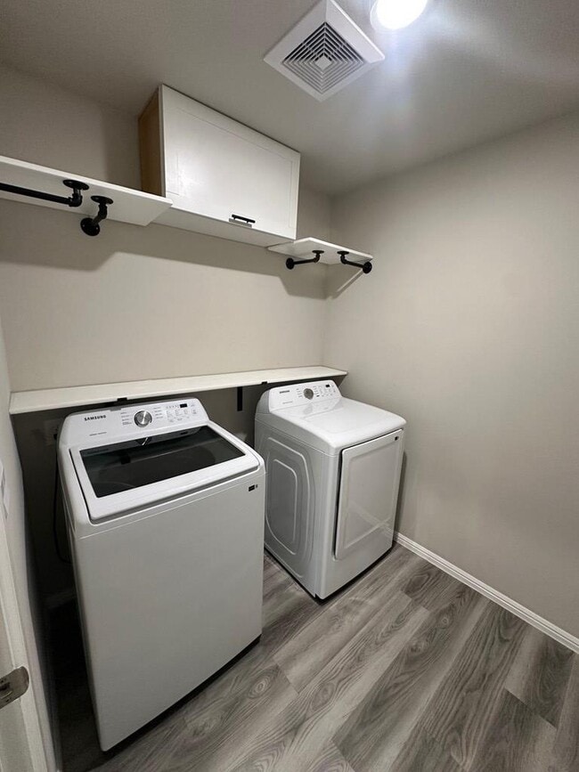 Building Photo - 6212 Oracle Dr