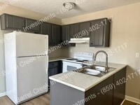 Building Photo - 2-Bed 1.5-Bath Townhome!