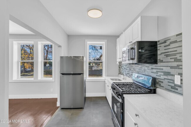 Building Photo - 922 4th Ave