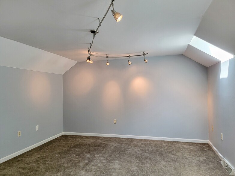 Building Photo - 358 Meetinghouse Ln