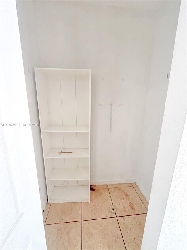 Building Photo - 220 E 4th St