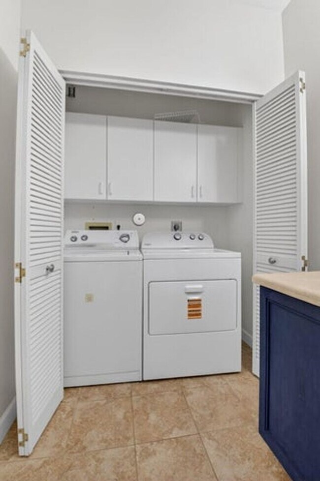 Building Photo - 18196 Clear Brook Cir