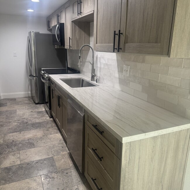 Building Photo - South Davis Townhome