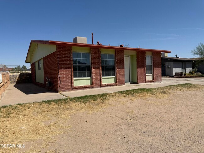 Building Photo - 955 Versailles Dr