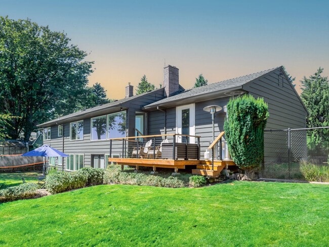 Building Photo - Stunning Mid-Century Home with Spectacular Southerly Views in Sought-After Terwilliger Heights!