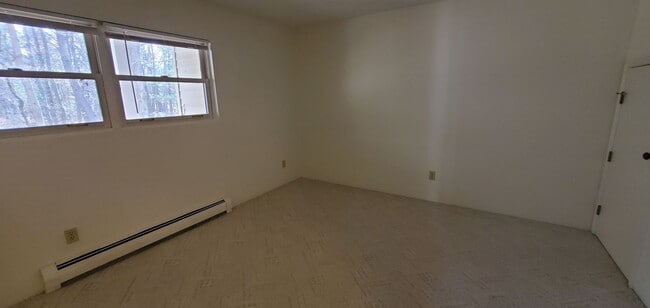Building Photo - Spacious 3 Bedroom Condo Near Downtown Tra...