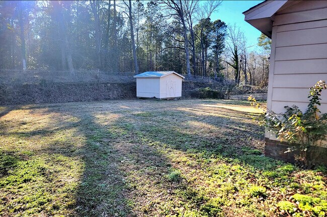 Building Photo - Spacious 3 bedroom without plenty of yard ...