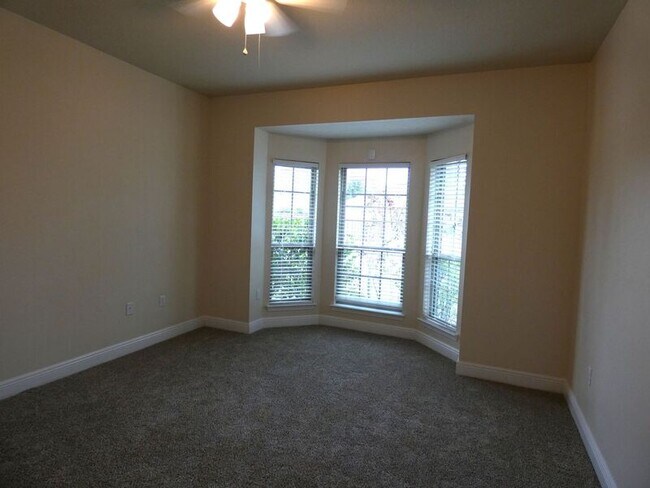 Building Photo - 5927 Palermo Dr