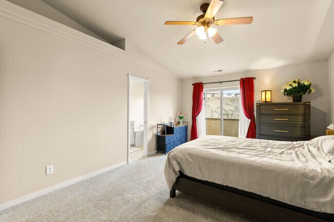 Building Photo - Westside Condo with Mountain Views, Upgrad...