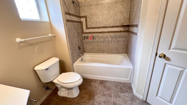 Building Photo - 2 Bedrooms, 2 Baths