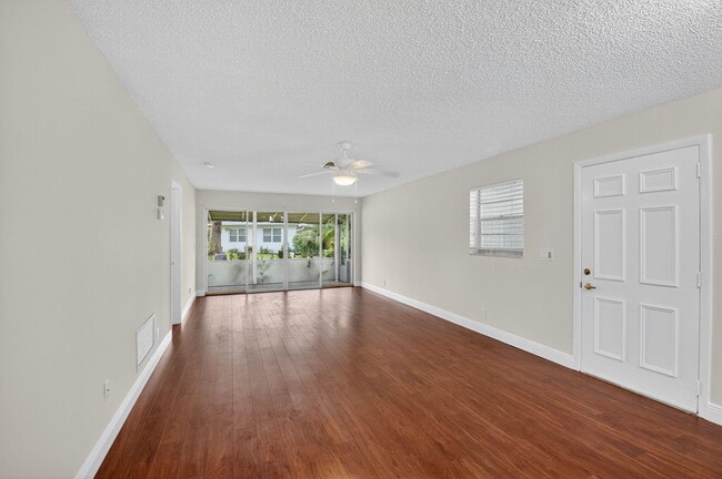 Building Photo - 801 Meadowlark Ln