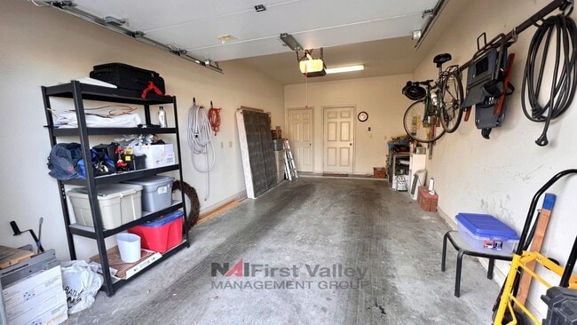 Building Photo - 2 Bedrooms, 2 Baths and a Single Car Garage