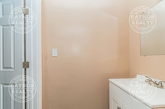 Building Photo - 641 Kenwood Ave