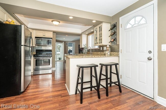 Building Photo - 333 N Helen Ave