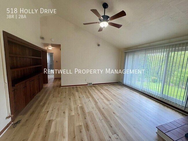 Building Photo - 518 Holly Dr