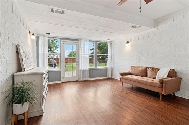 Building Photo - 16435 Red Oak Cir N
