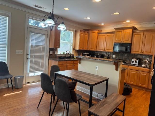 Building Photo - 2065 Manor View