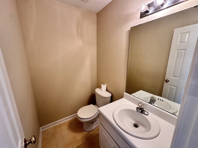 Building Photo - 2112 Walnut Bluffs Ln