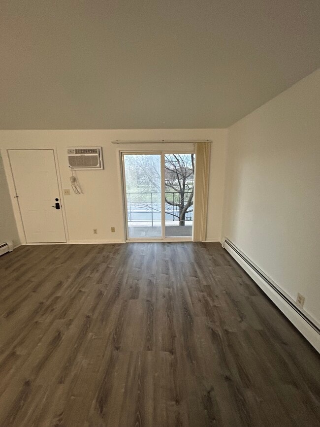 Building Photo - 1002 Main St