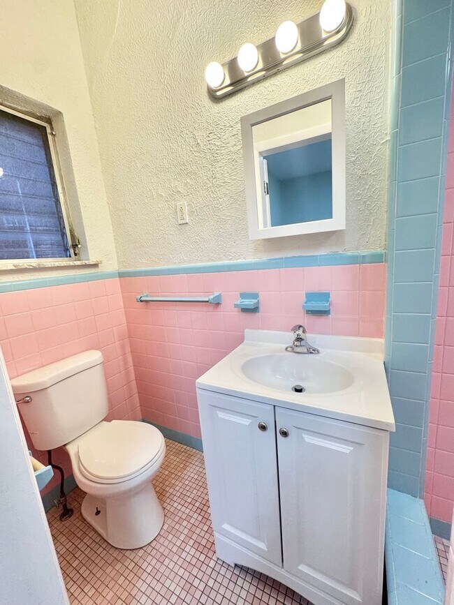 Building Photo - 5027 Walnut St