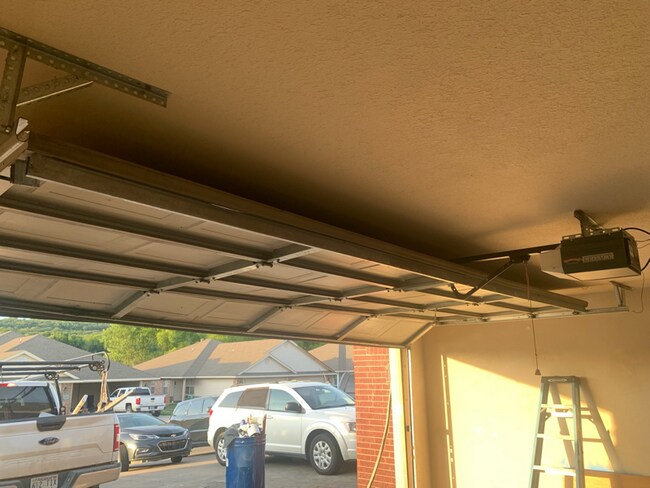 Building Photo - 2021 Plum Creek Ln