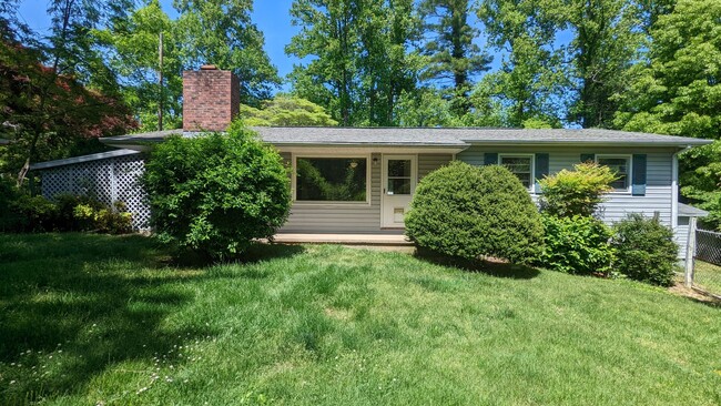 Building Photo - Private 3/1 House With Large Covered Porch...