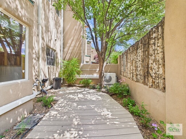Building Photo - Beautifully Done Custom Built Townhouse wi...