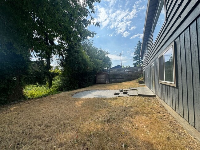 Building Photo - 2-Bedroom, 1-Bath Home with Spacious Layou...