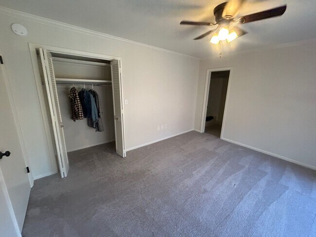 Building Photo - 5516 Lakeshore Dr